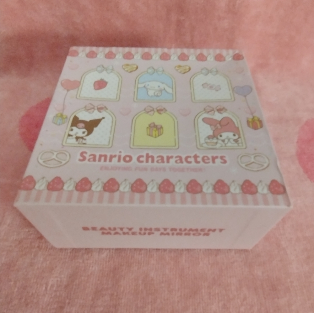 EXCLUSIVE - Hello Kitty Officially Licensed Contact Care Case & Mirror - Picture 8 of 9